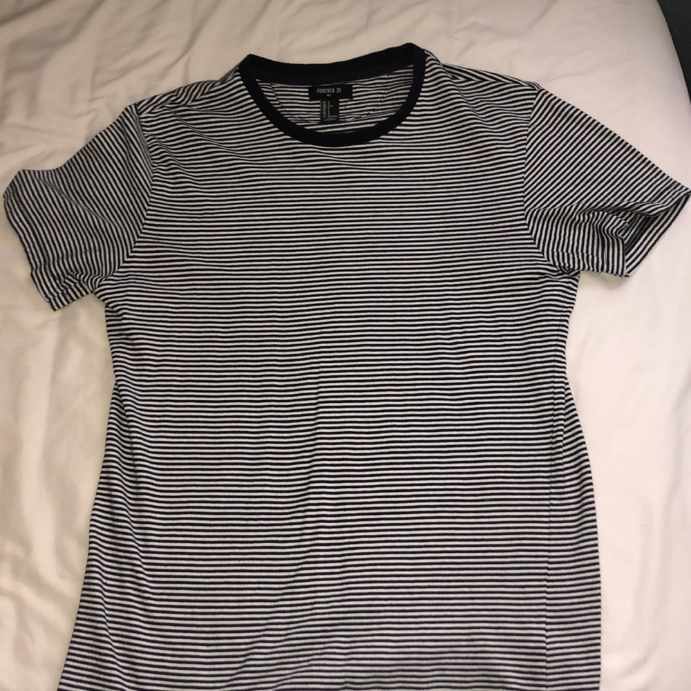 🔥FOREVER 21 BLACK AND WHITE STRIPED SHIRT!!